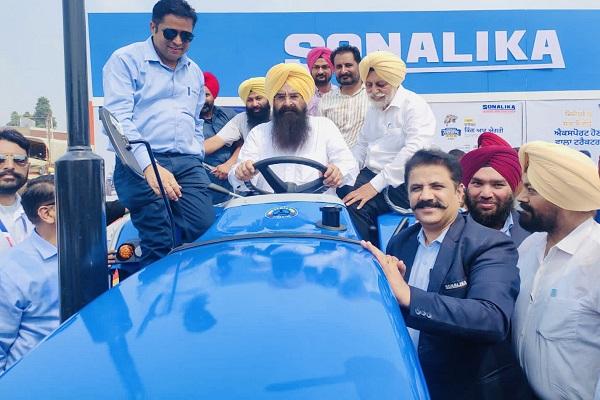 The Minister of Agriculture launched the new model of Sonalika tractor at Kisan Mela