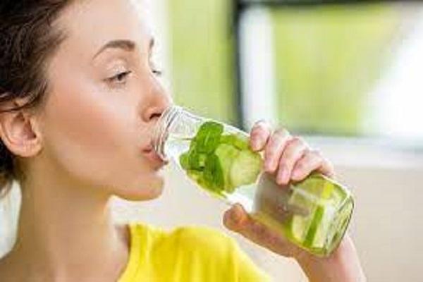 Drink water and put a brake on old age, just mix these things and make 'detox water'