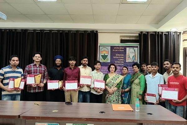 Hindi Week organized on the occasion of Hindi Divas in Arya College ends