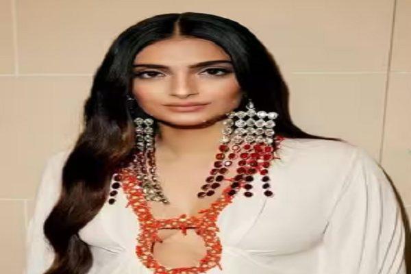 Sonam Kapoor looked beautiful like a fairy in a white gown, earrings attracted people's attention
