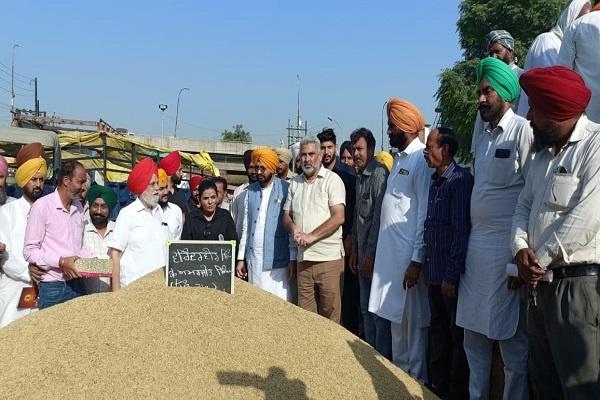 Farmers should not burn straw to save water, air and earth from pollution: Kataruchak